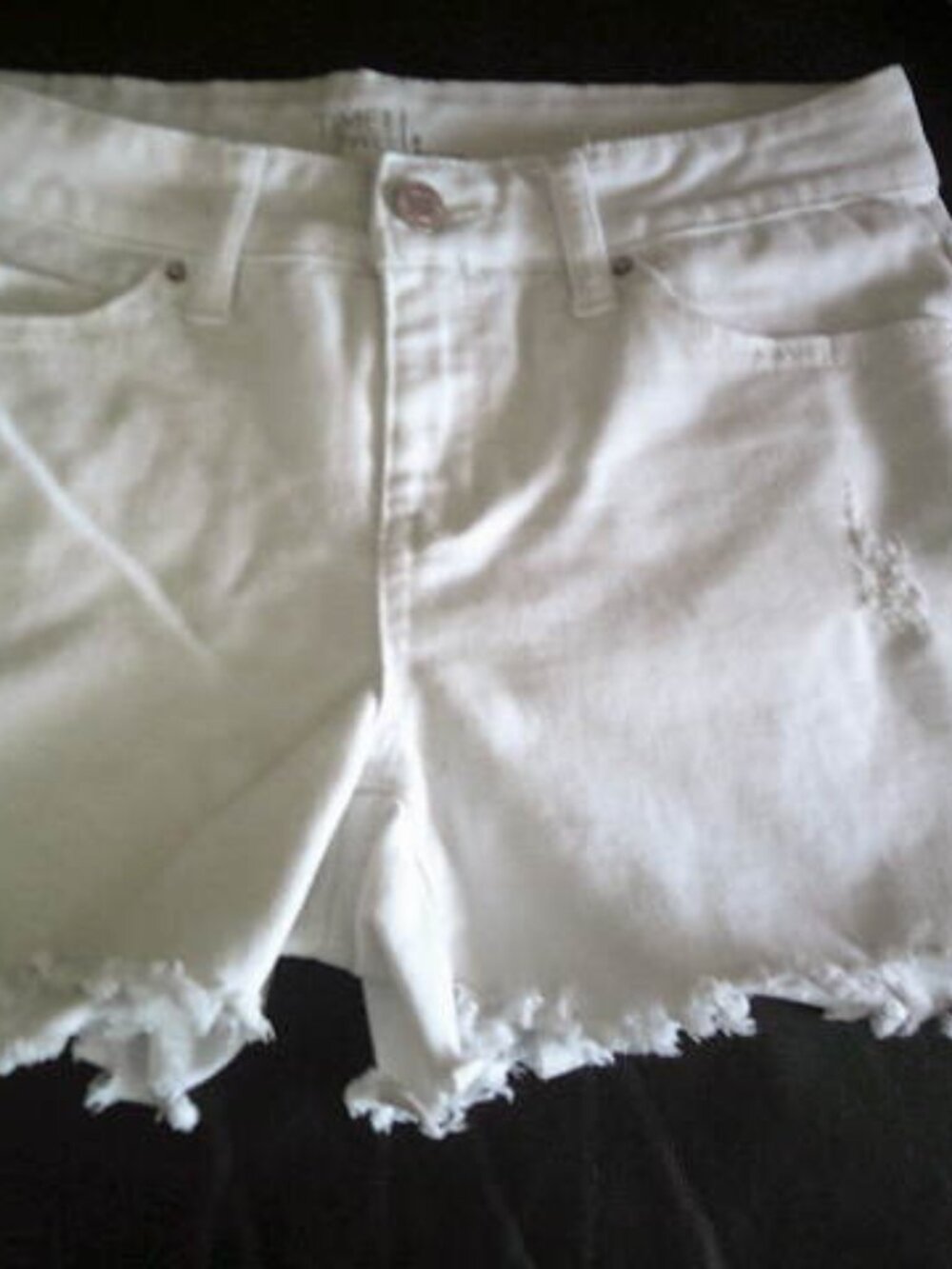 CUTE TIME AND TRU DENIM JEAN SHORTS FRAYED DESTROYED DESIGN SIZE 4 MID-RISE WHT